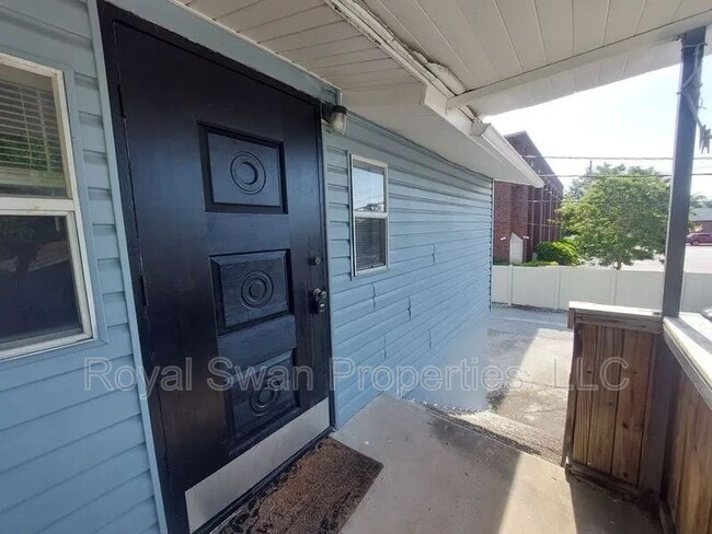 Building Photo - 115 1/2 Lenox St.