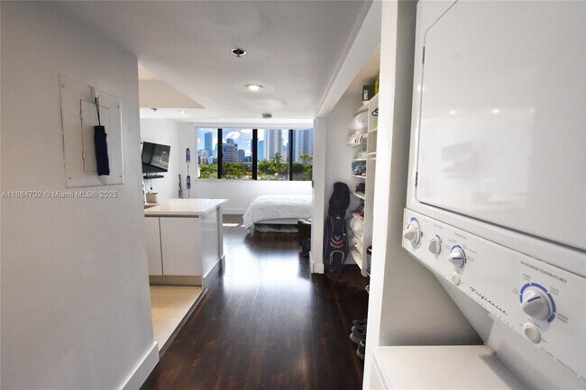 Building Photo - 540 Brickell Key Dr