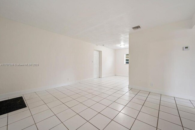 Building Photo - 2 bedroom in Hollywood FL 33020