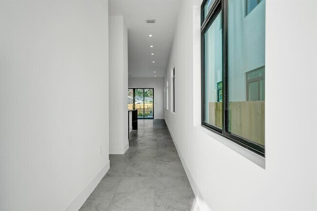Building Photo - Southwest 7th Avenue, Fort Lauderdale, FL 33315 - 3 BR 3.5 BA townhouse