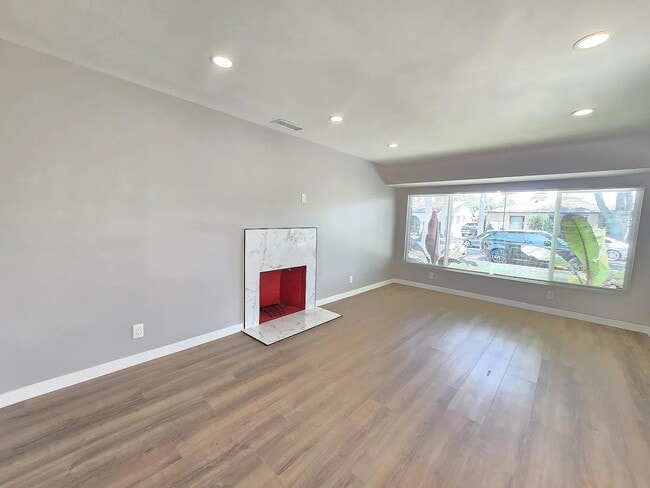 Building Photo - 6327 California Ave