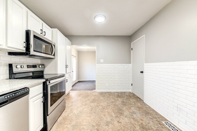 Building Photo - 3633 Shores Dr