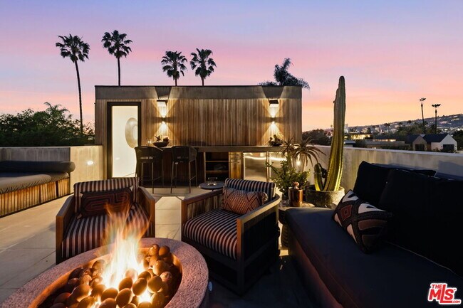 Building Photo - 418 N Sweetzer Ave