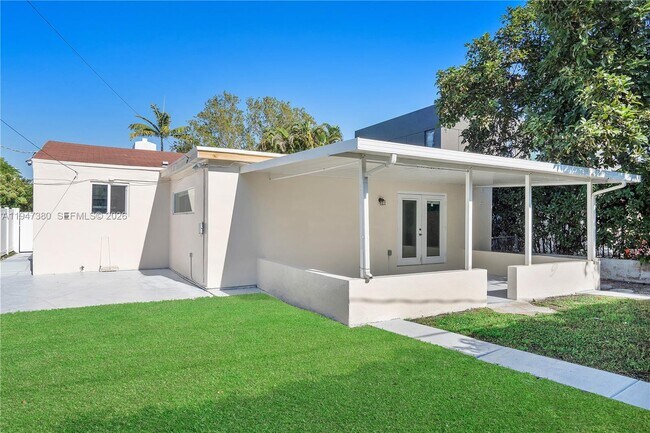 Building Photo - 2350 SW 26th St