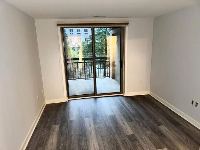 Building Photo - Updated 1BR Condo with Parking Near Virgin...