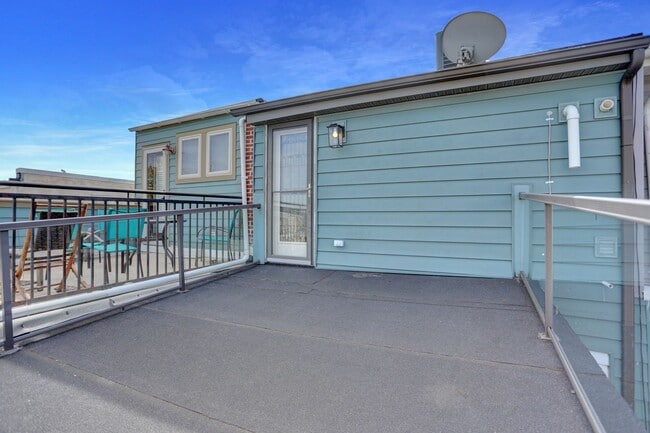 Building Photo - Chic City Living at 2308 E Fairmont Ave!