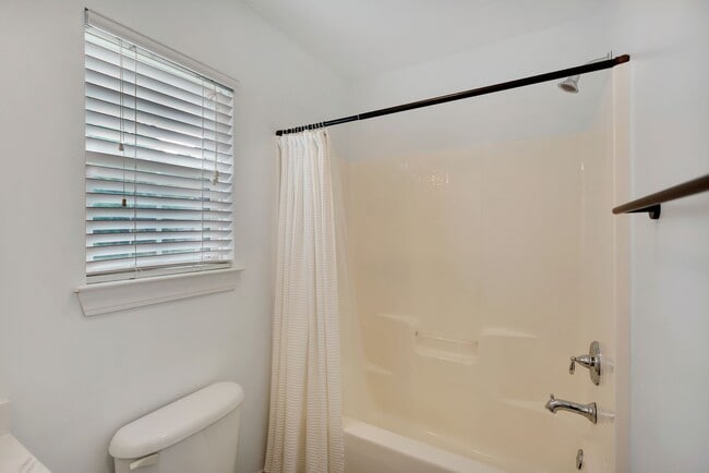 Building Photo - Unbeatable Location – Just 6 Minutes to Do...