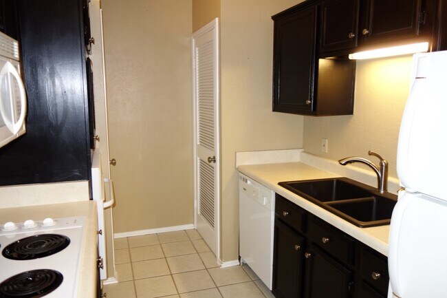 Building Photo - 2101 Count Fleet Dr