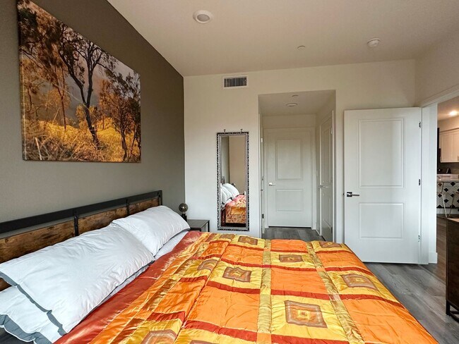 Building Photo - Fully Furnished Resort-Style Condo