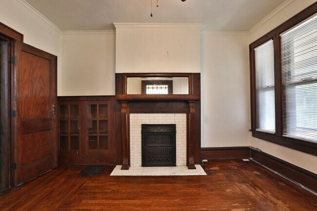 Building Photo - 4 Bedroom North Campus Newly Remodeled House with 2 Decks and Patio