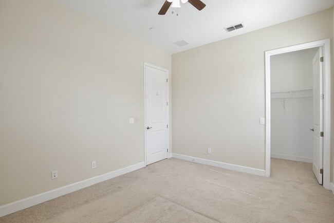 Building Photo - Beautiful 3/2.5 Spacious Townhome with a L...