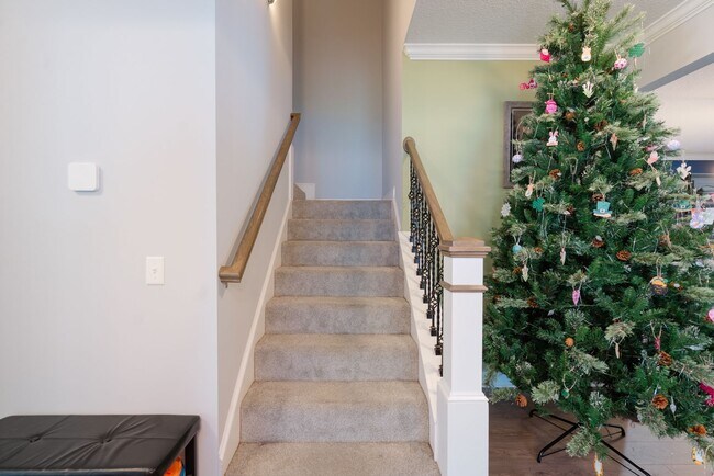 Building Photo - Spacious 4 Bed, 4 Bath