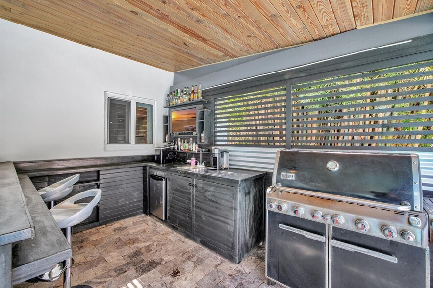 Building Photo - 2725 NE 35th Ct