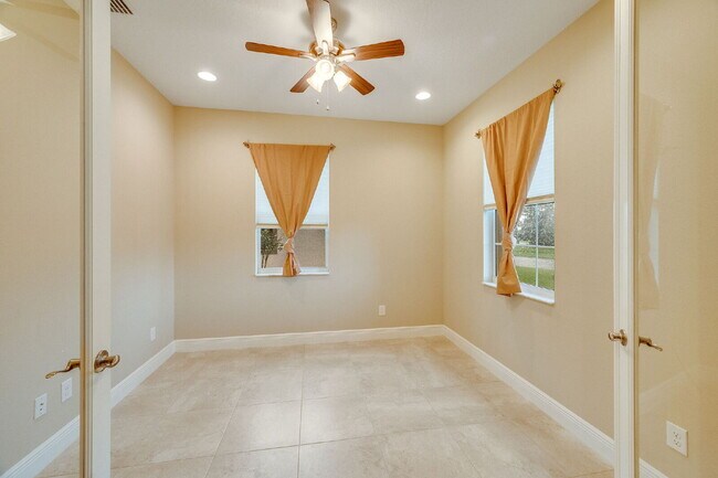 Building Photo - 4 bedroom, 3.5 bathroom in desirable Trasona!