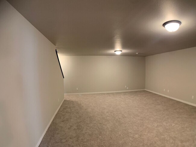 Building Photo - 4 Bed 3 Bath Single Family Home