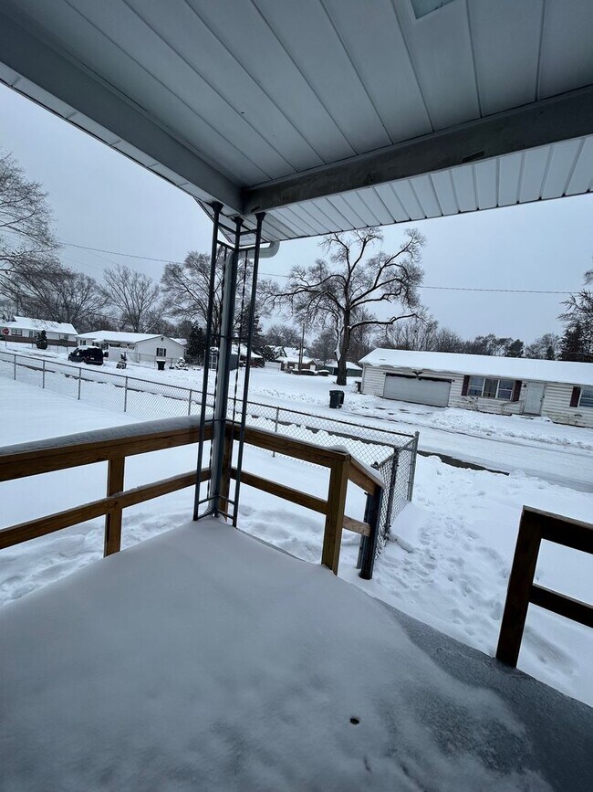 Building Photo - ** Move in Special ** Updated 3-Bedroom, 1-Bathroom Home – $1,350/Month | 1,092 Sq. Ft. | Accepti...