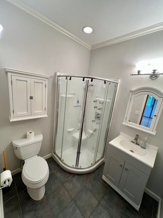 Building Photo - Stunning 3-Bedroom, 3-Bath Waterfront Home...