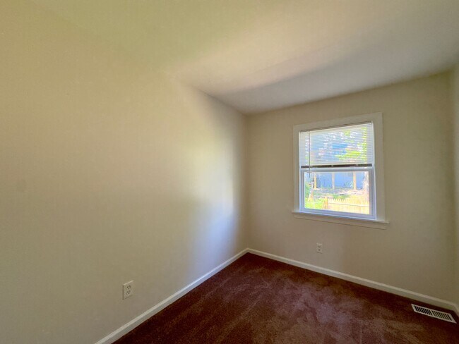 Building Photo - Charming 3Bed/1.5Bath Townhome in Rosedale