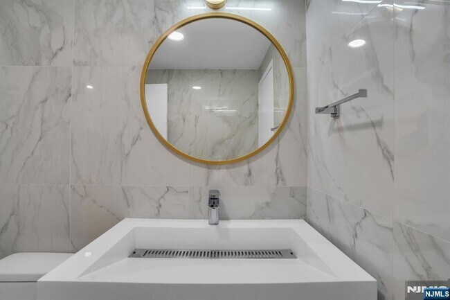 Building Photo - 1055 River 809