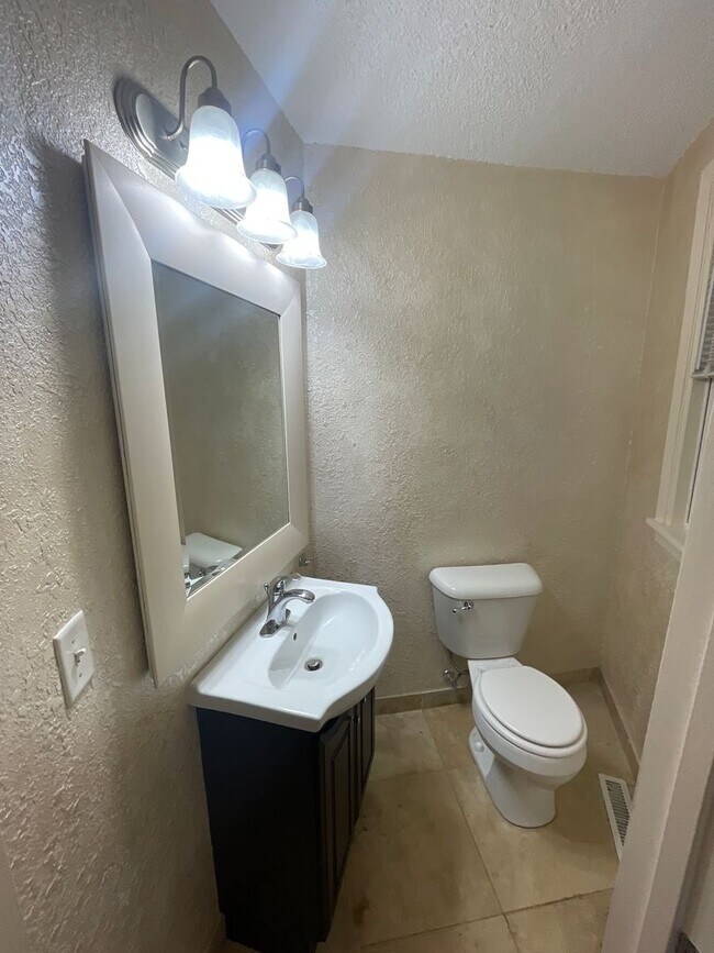 Building Photo - AVAILABLE NOW - 3 Bedroom/1.5 Bath Home wi...