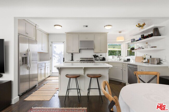 Building Photo - 3954 Redwood Ave