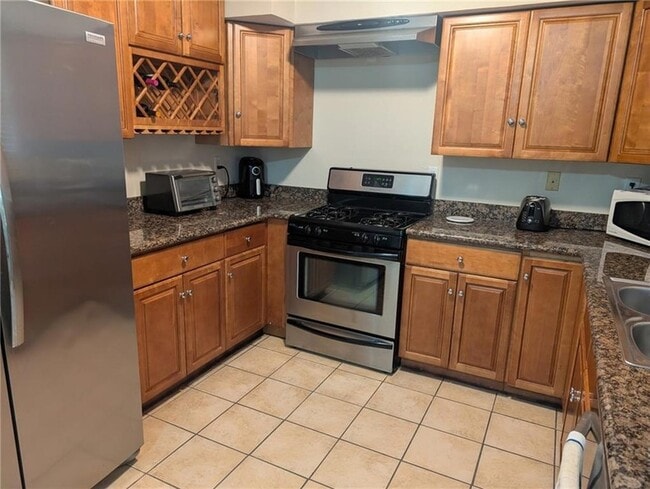 Building Photo - 226 Sharon Dr