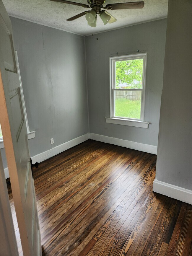 back bedroom pic 2 - 1239 Franklin St