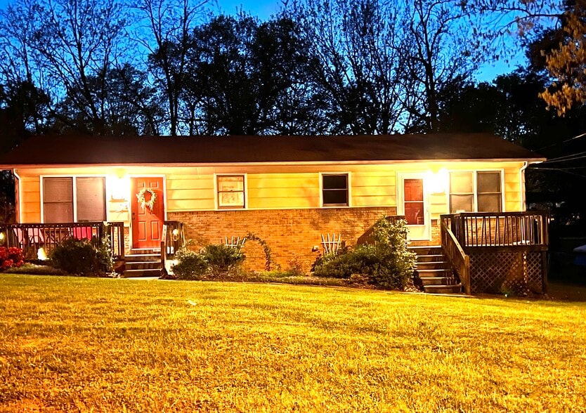 Building Photo - 609 S Cedar Ave