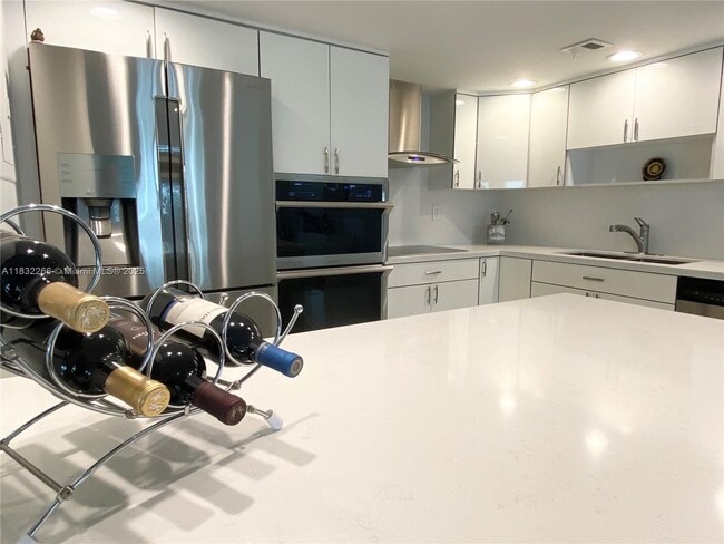 Building Photo - 5415 Collins Ave