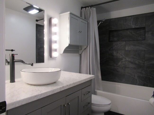 Building Photo - Ground Level, end unit one bedroom, one ba...
