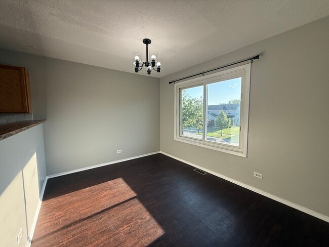 Building Photo - 3900 Sandpiper Dr