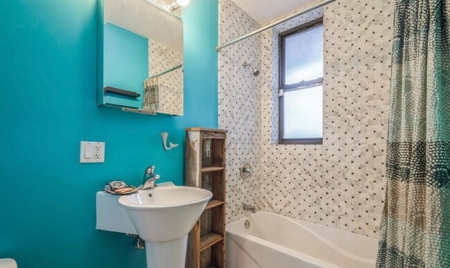 Building Photo - Bright 2 Bed 2 Bath in the Ukranian Village area