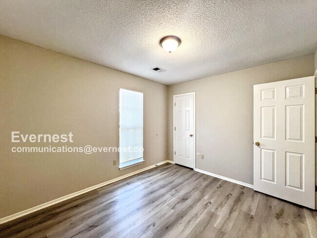 Building Photo - 3 Bed, 2 Bath Home with Fenced Yard / Pet-Friendly / Coming Soon!