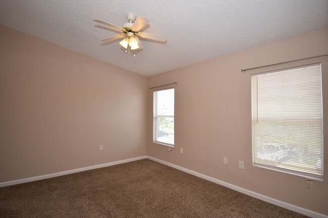 Building Photo - WOW! 2/2 in Merrill Pines Gated Community