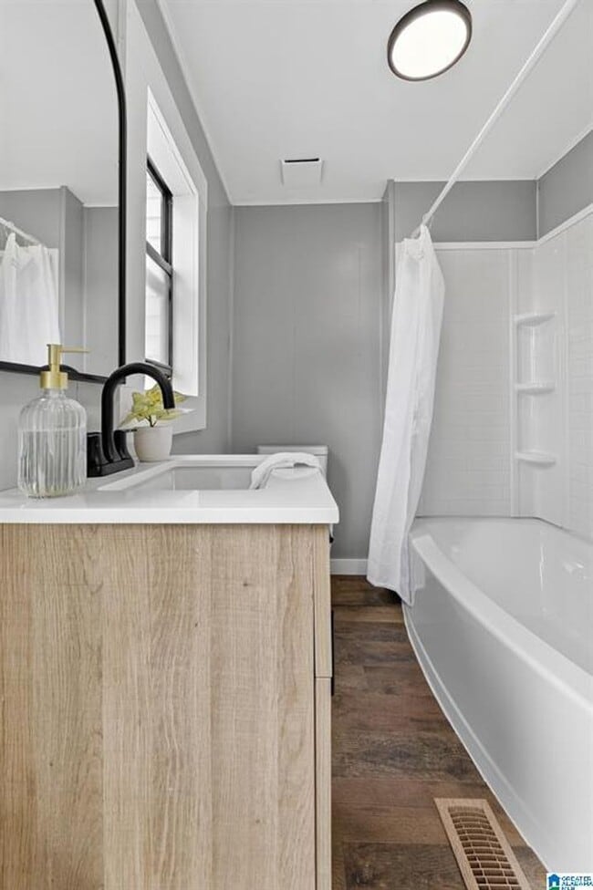 Building Photo - 3 bedroom & 3 bathroom located in Pleasant Valley