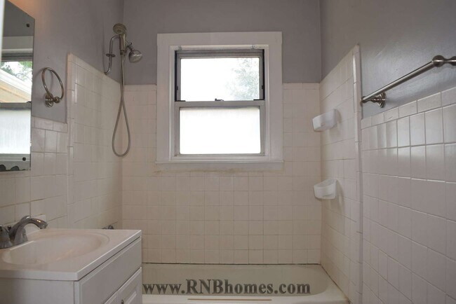 Building Photo - 440 Lampasas Ave