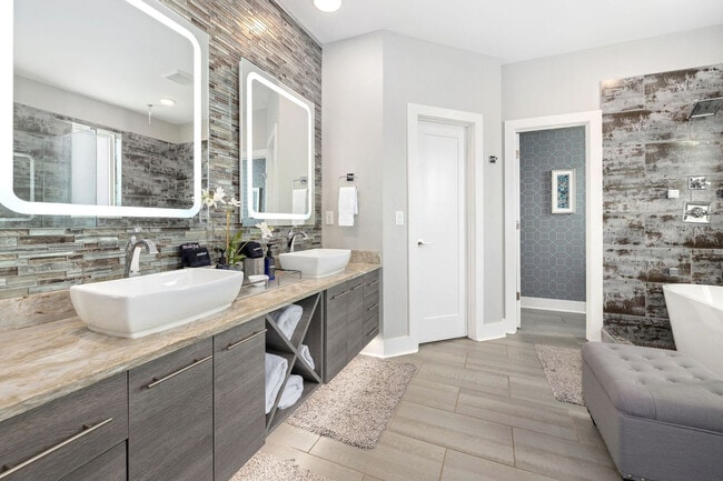 Building Photo - 1588 N Desoto Pl