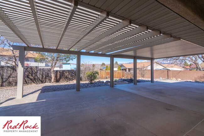 Building Photo - Spacious 3 Bedroom Single-Level Home in Bl...