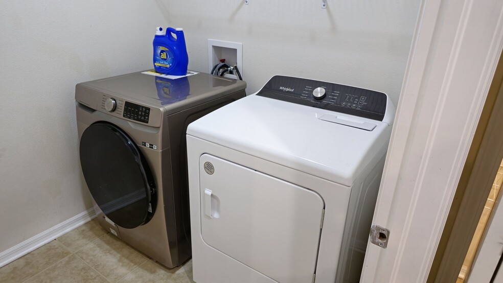 Building Photo - 302 Taxter Run Ln