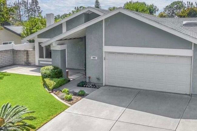 Building Photo - 5641 Lynnbrook Plz