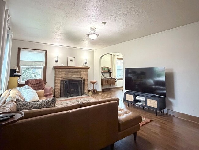 Building Photo - Charming 2 bedroom 1 bath house Available 05/01/2026