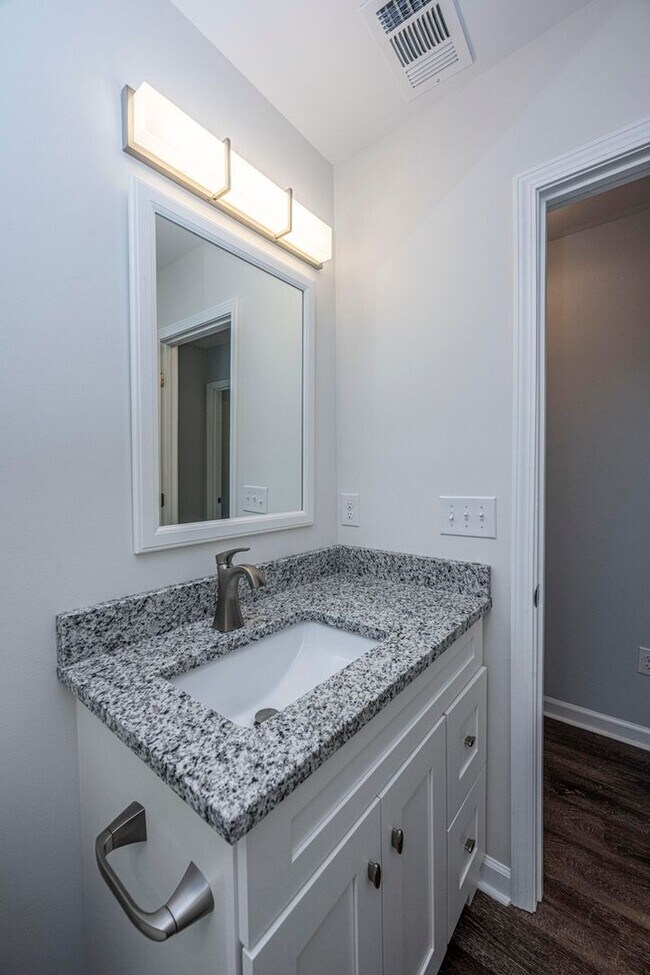 Building Photo - **COMPLETLEY RENOVATED** 4 Bed, 3 Bath Hom...
