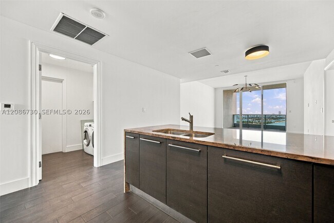 Building Photo - 900 Biscayne Blvd