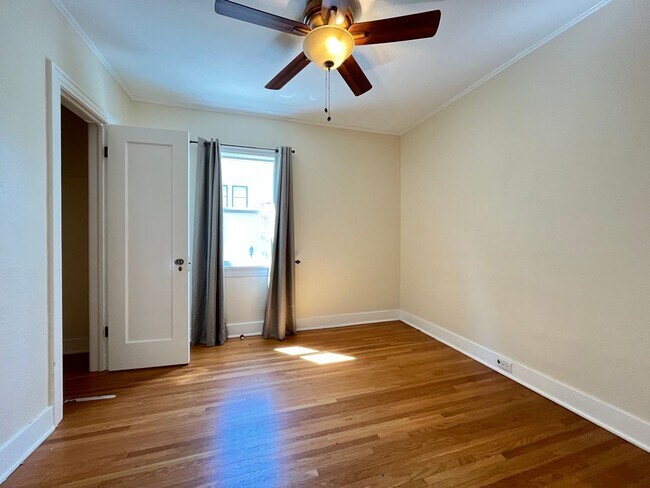 Building Photo - 208 W 19th Ave