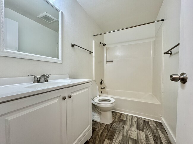 Building Photo - 5558 SW Beaverton Hillsdale Hwy