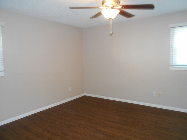 Building Photo - Very well maintained home with great location