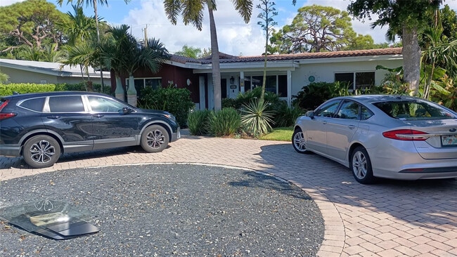 Building Photo - 803 NE 21st Dr