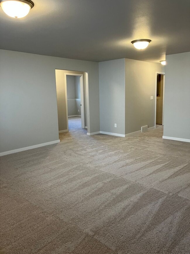 Building Photo - 4 Bed 3 Bath Single Family Home