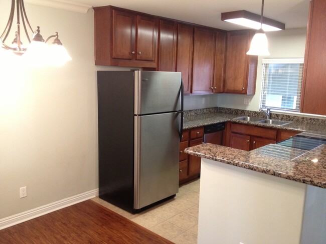 Building Photo - 55th - 2BD/2BA, Granite/Stainless Kitchen,...