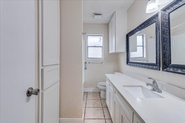 Building Photo - 985 Crossbill St
